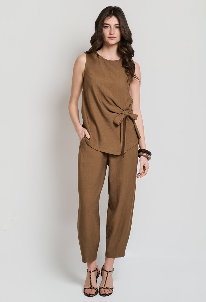 Set with a sleeveless top and balloon pants