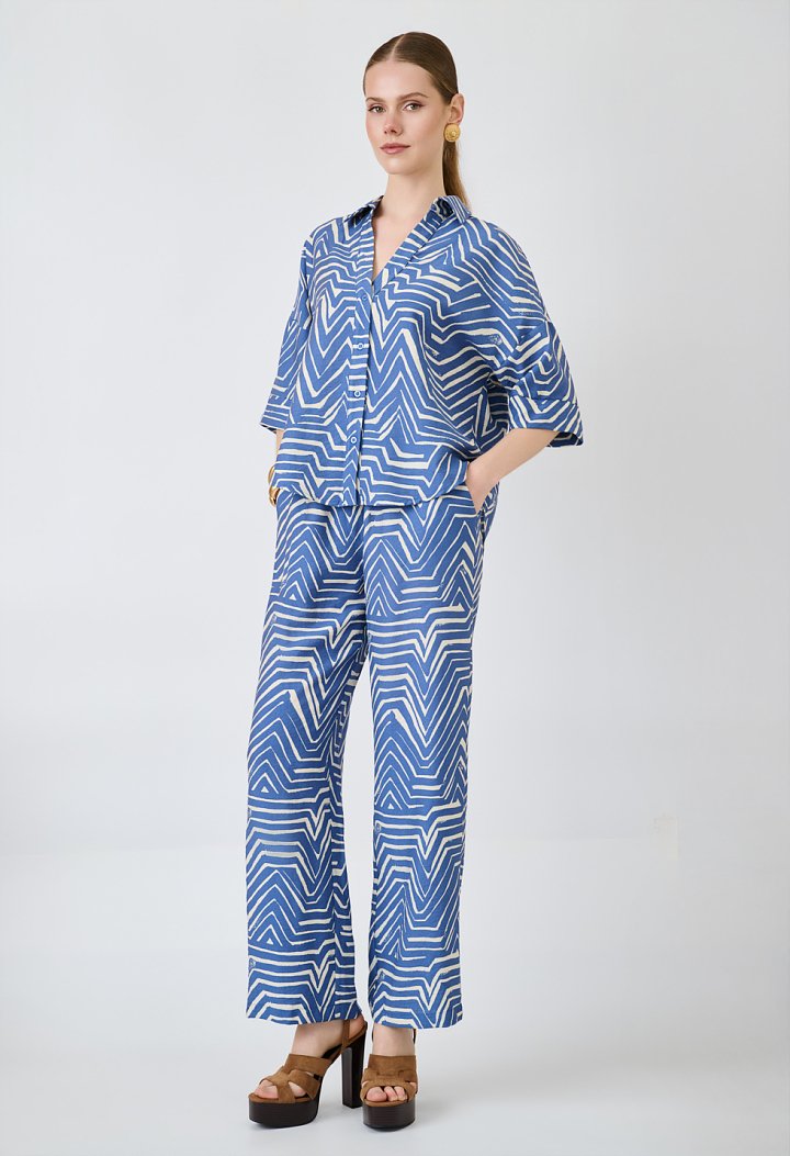 Set with a printed shirt and trousers