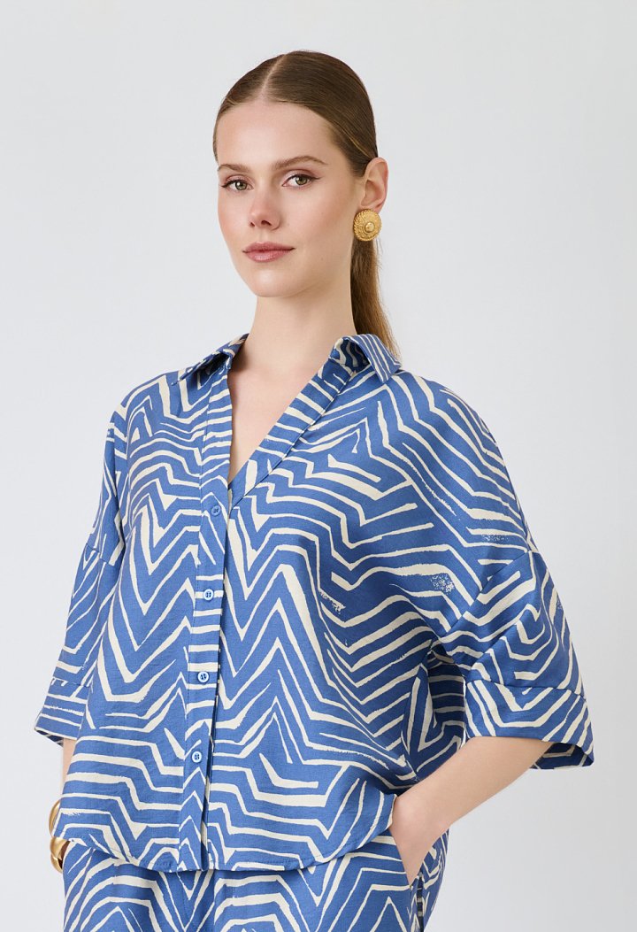 Set with a printed shirt and trousers
