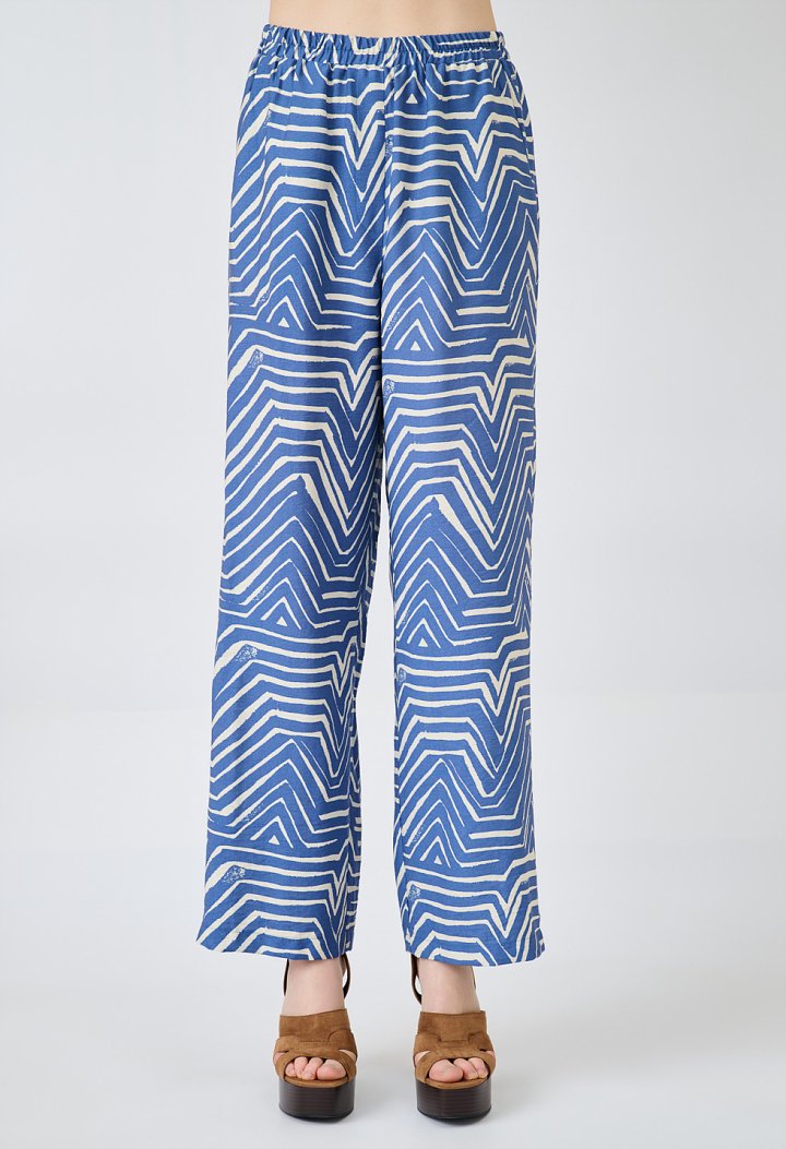 Set with a printed shirt and trousers