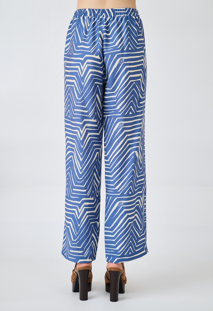 Set with a printed shirt and trousers