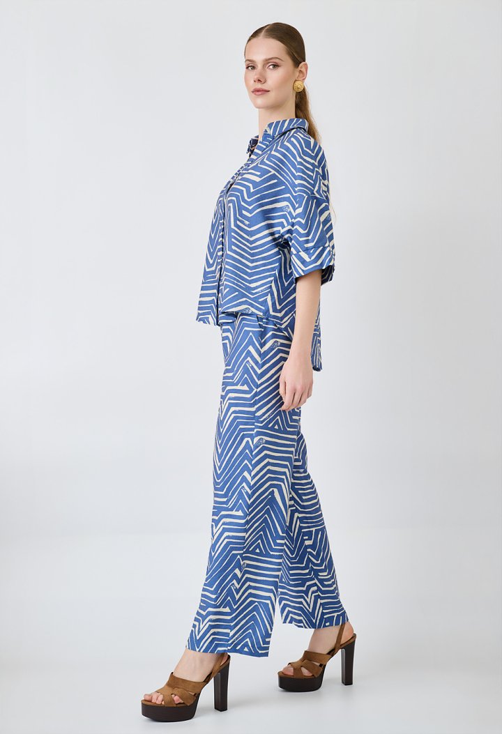Set with a printed shirt and trousers