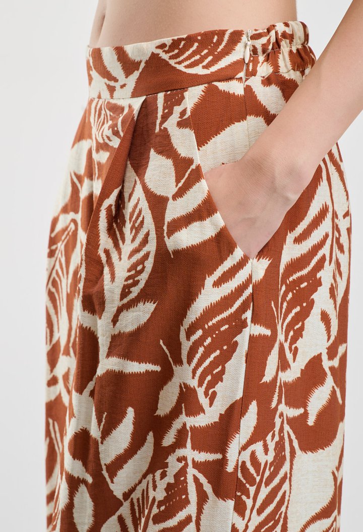 Σετ τοπ κρουαζέ και παντελόνα με καφέ tropical print