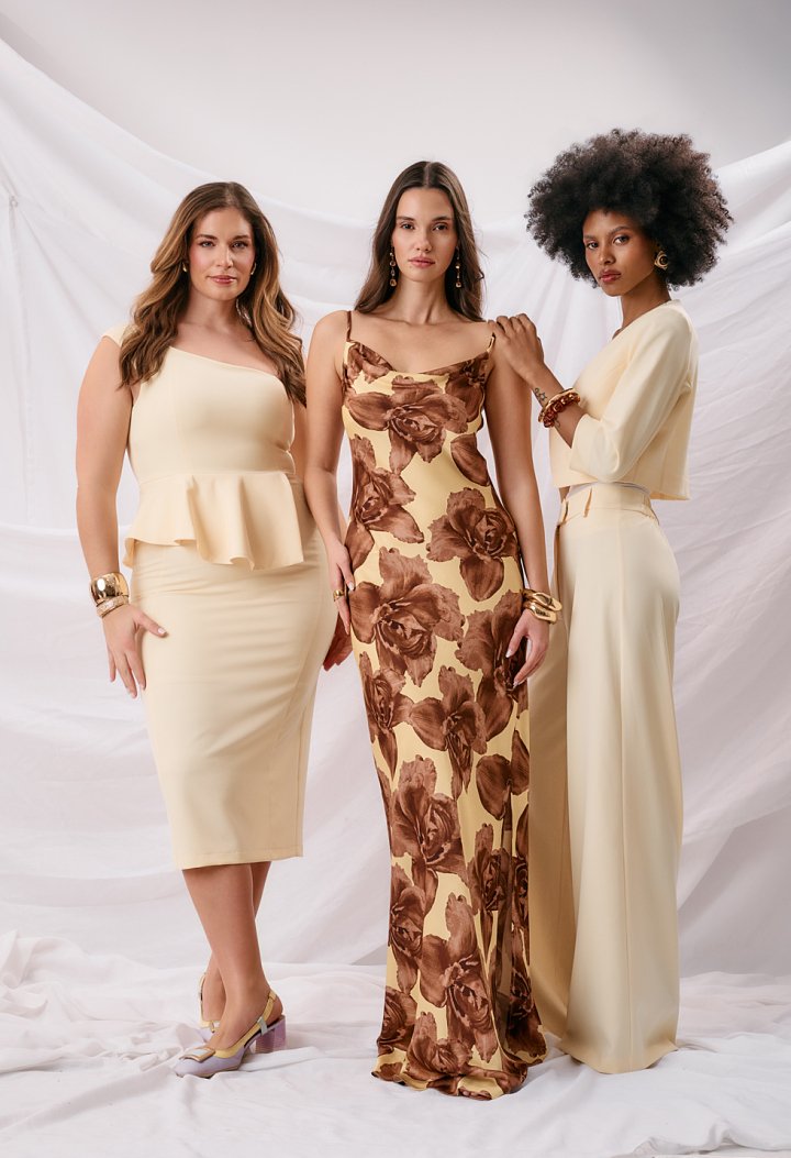 Maxi dress with floral print and straps