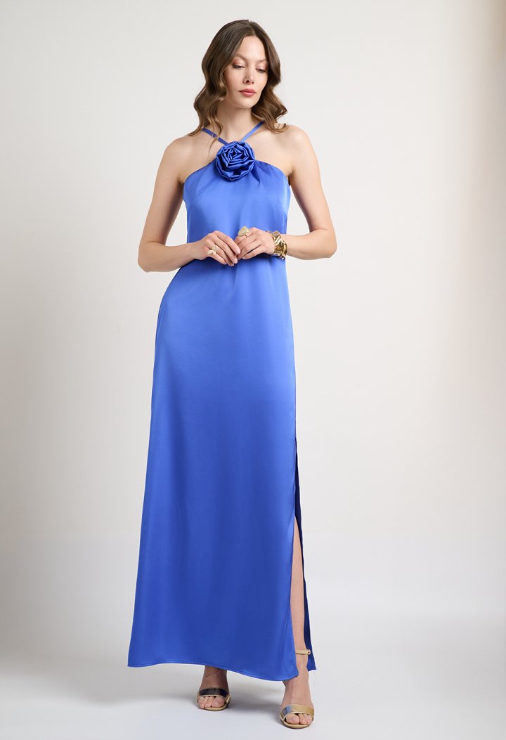 Maxi dress with a flower detail on the neckline
