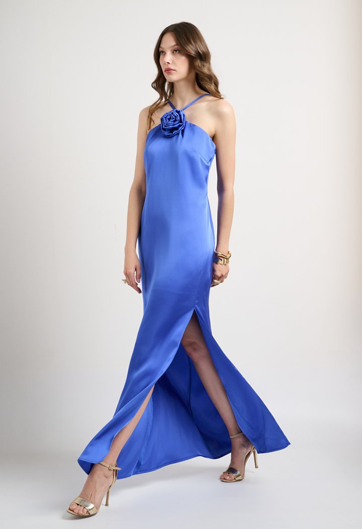 Maxi dress with a flower detail on the neckline