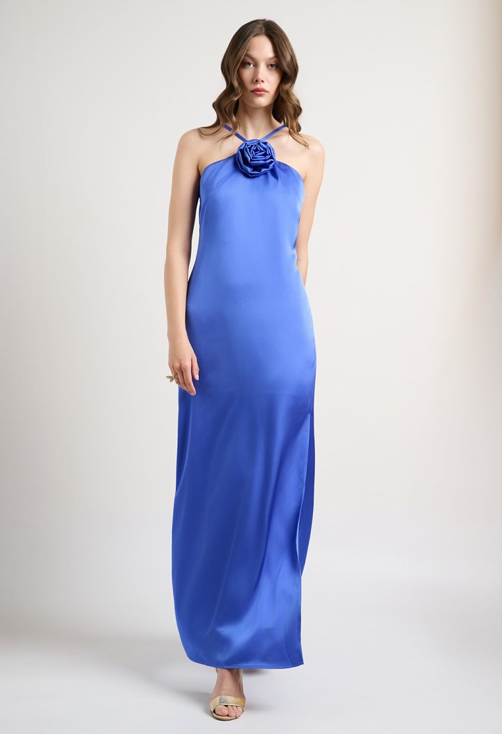 Maxi dress with a flower detail on the neckline