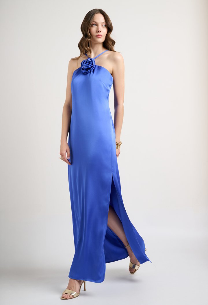 Maxi dress with a flower detail on the neckline