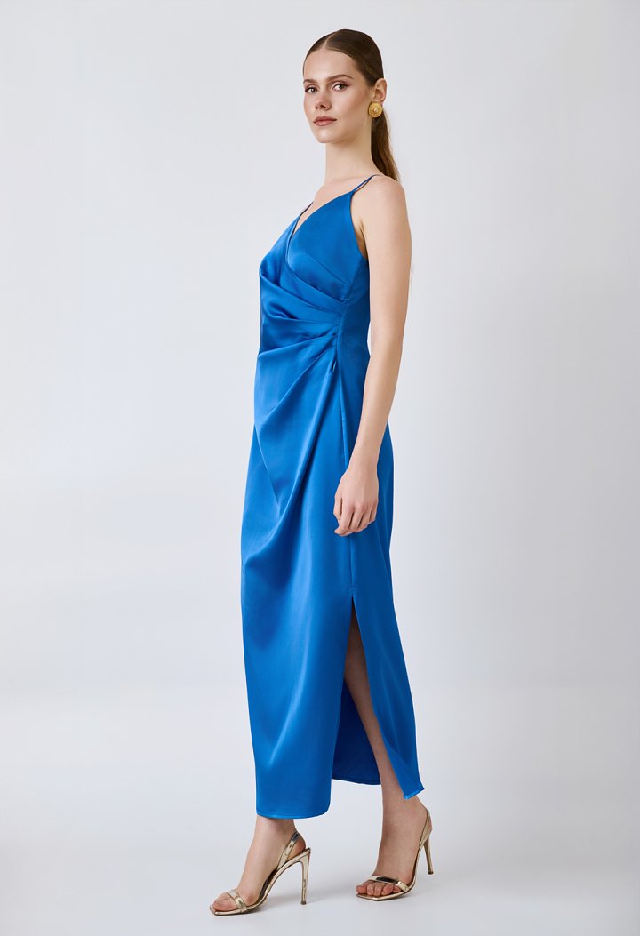 Satin maxi φόρεμα με draped λεπτομέρεια