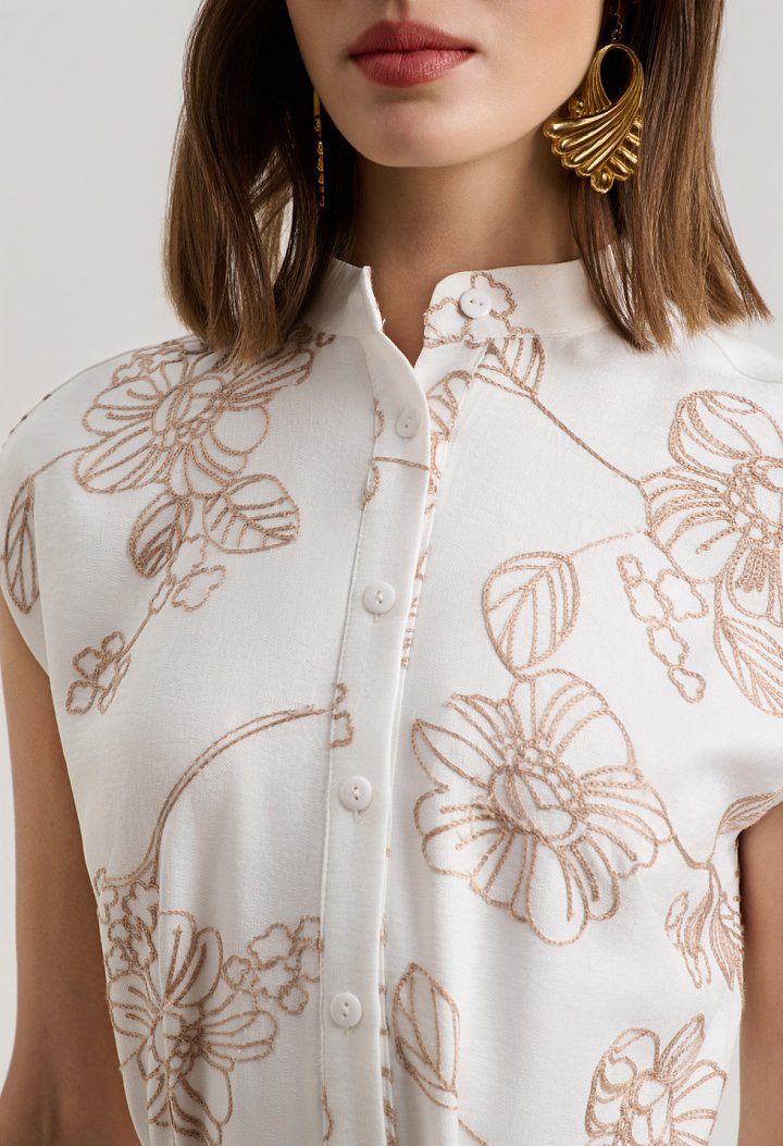 Maxi dress featuring floral embroidery