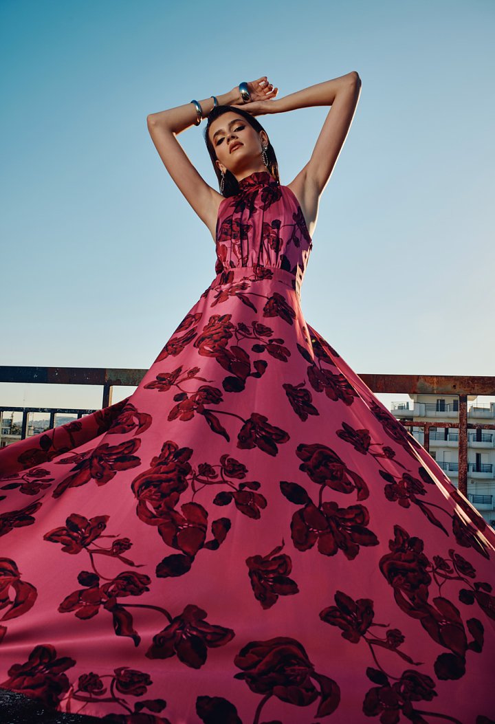 Floral maxi αμπιγιέ φόρεμα με halter λαιμό και δέσιμο