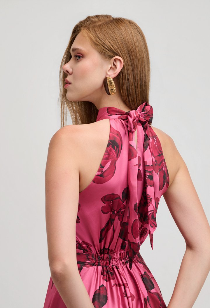 Floral maxi αμπιγιέ φόρεμα με halter λαιμό και δέσιμο