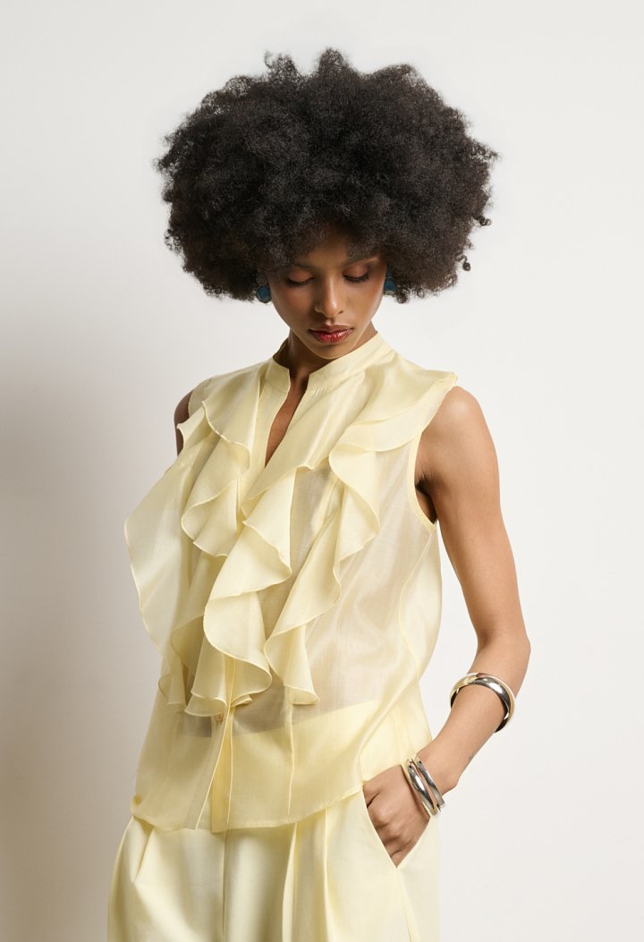 Sleeveless shirt with ruffles