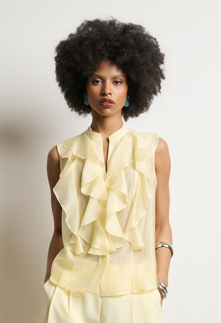Sleeveless shirt with ruffles