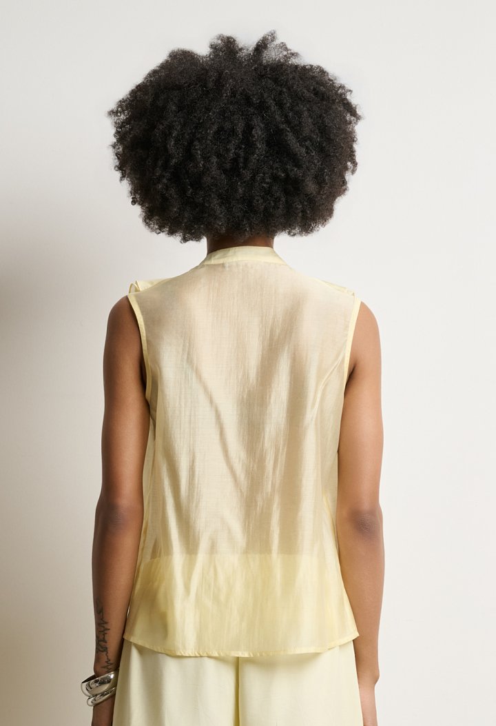 Sleeveless shirt with ruffles