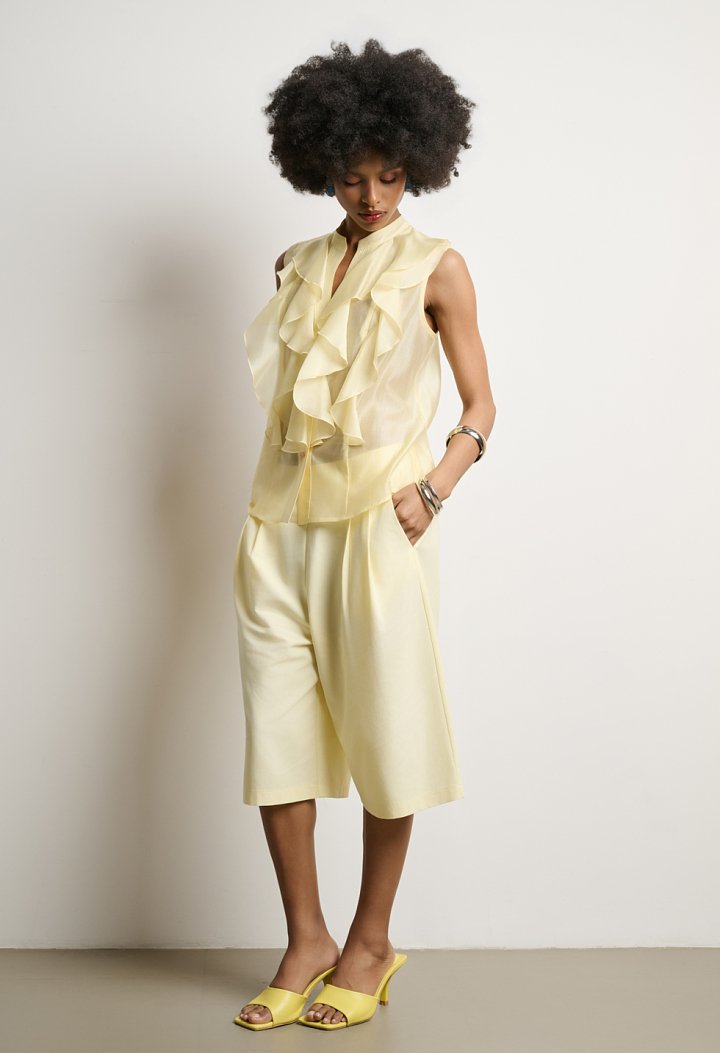 Sleeveless shirt with ruffles
