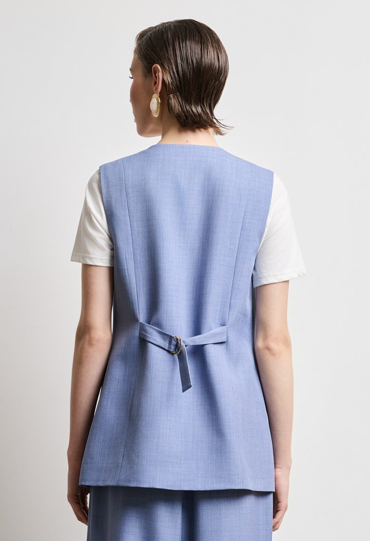 Sleeveless vest with back belt