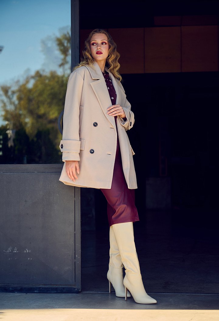 Short coat with double-breasted fastening