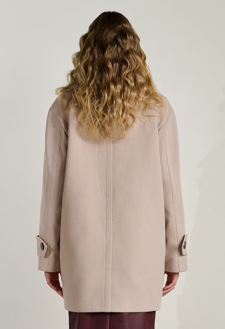 Short coat with double-breasted fastening