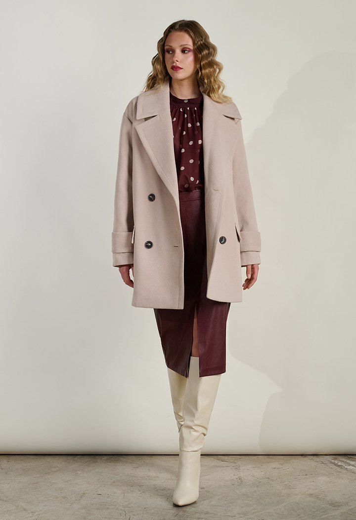 Short coat with double-breasted fastening