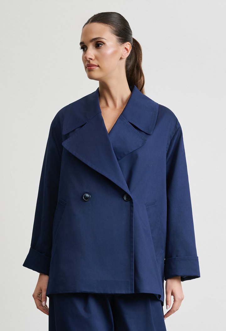 Short trench coat with double-breasted fastening
