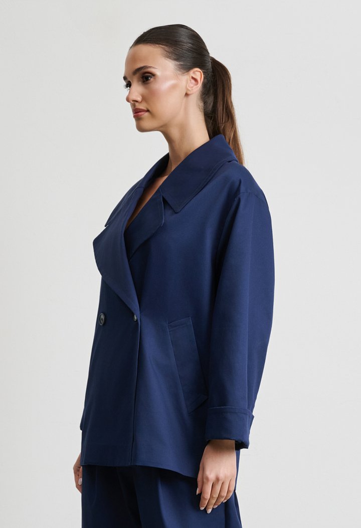 Short trench coat with double-breasted fastening