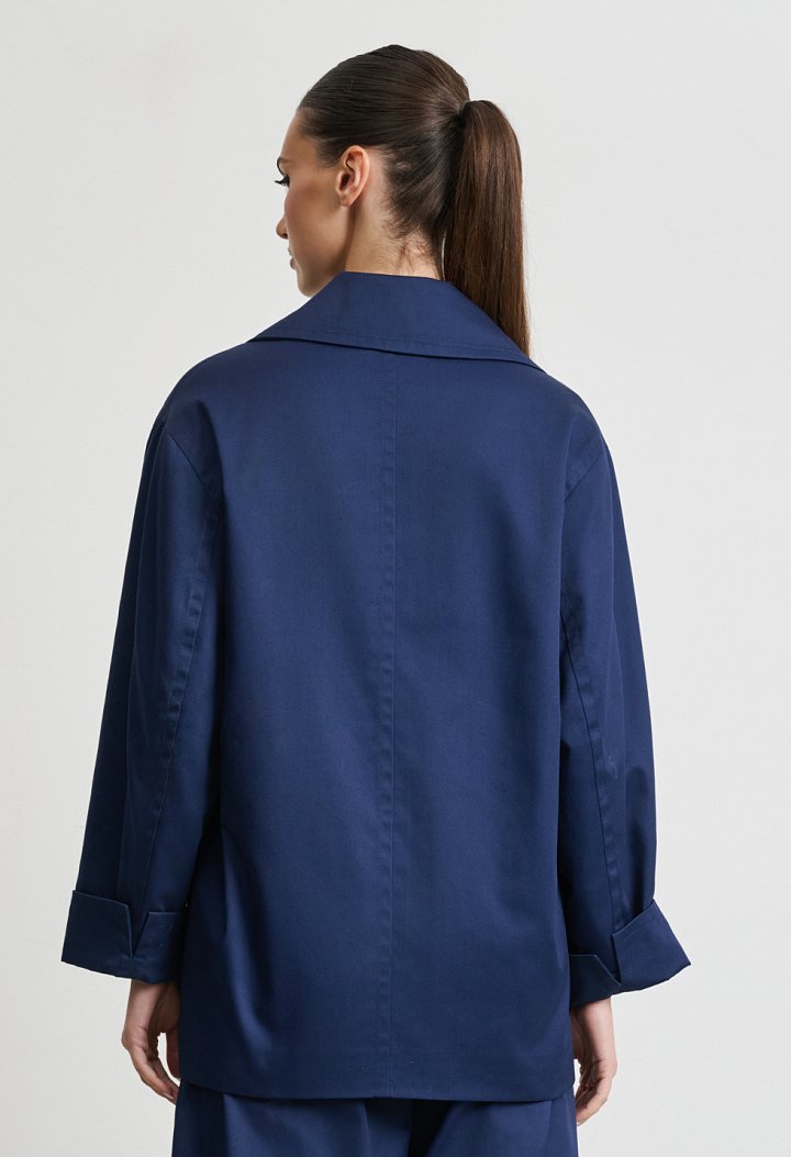 Short trench coat with double-breasted fastening
