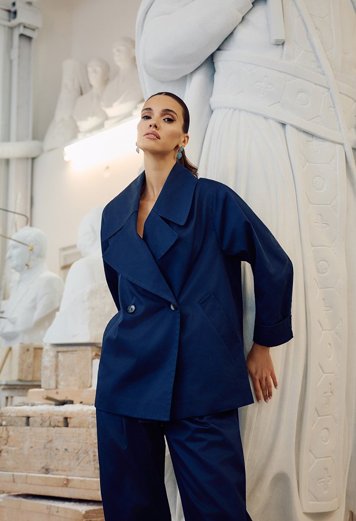 Short trench coat with double-breasted fastening