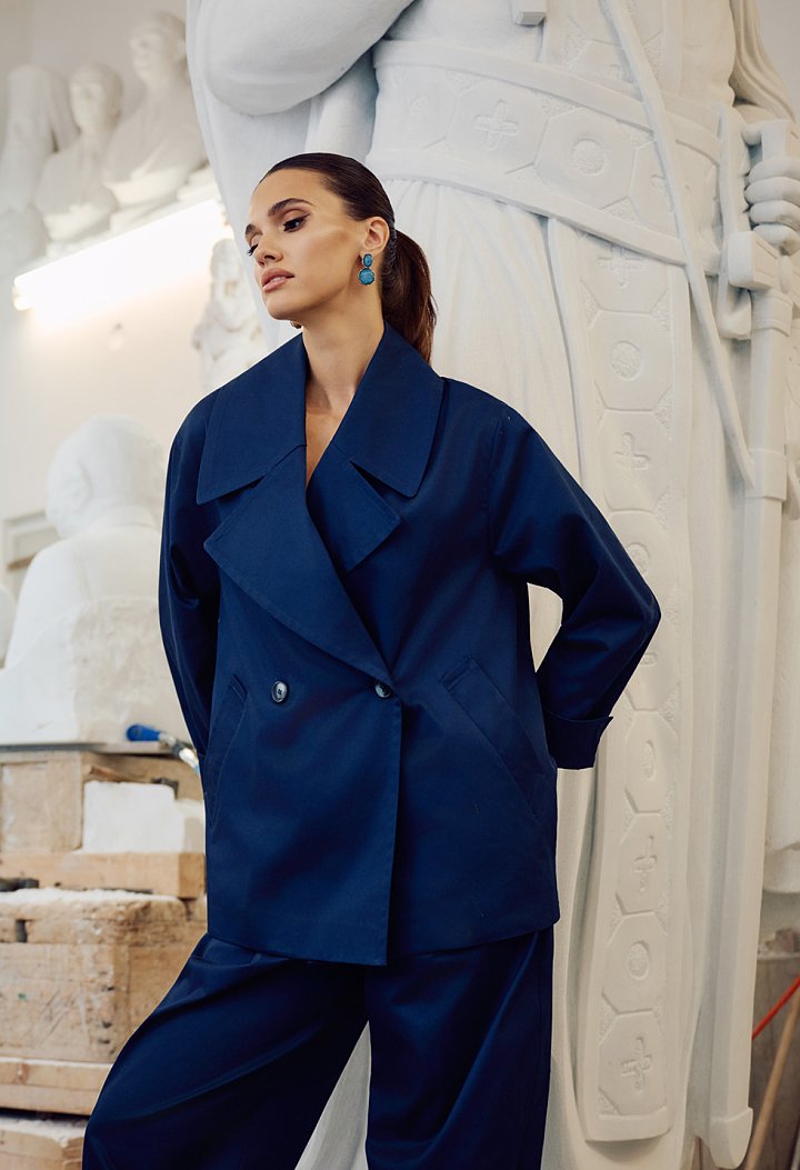 Short trench coat with double-breasted fastening