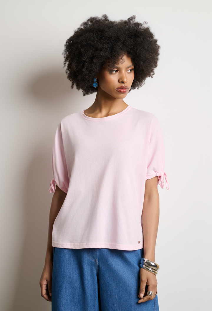 Short-sleeve T-shirt with tie accents