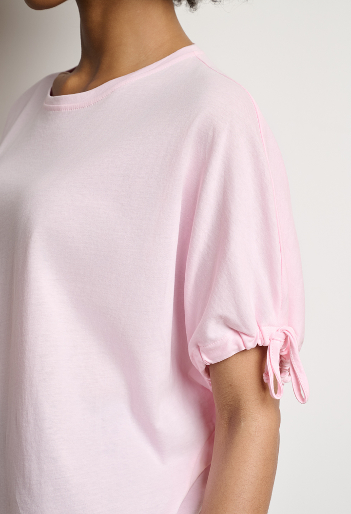 Short-sleeve T-shirt with tie accents