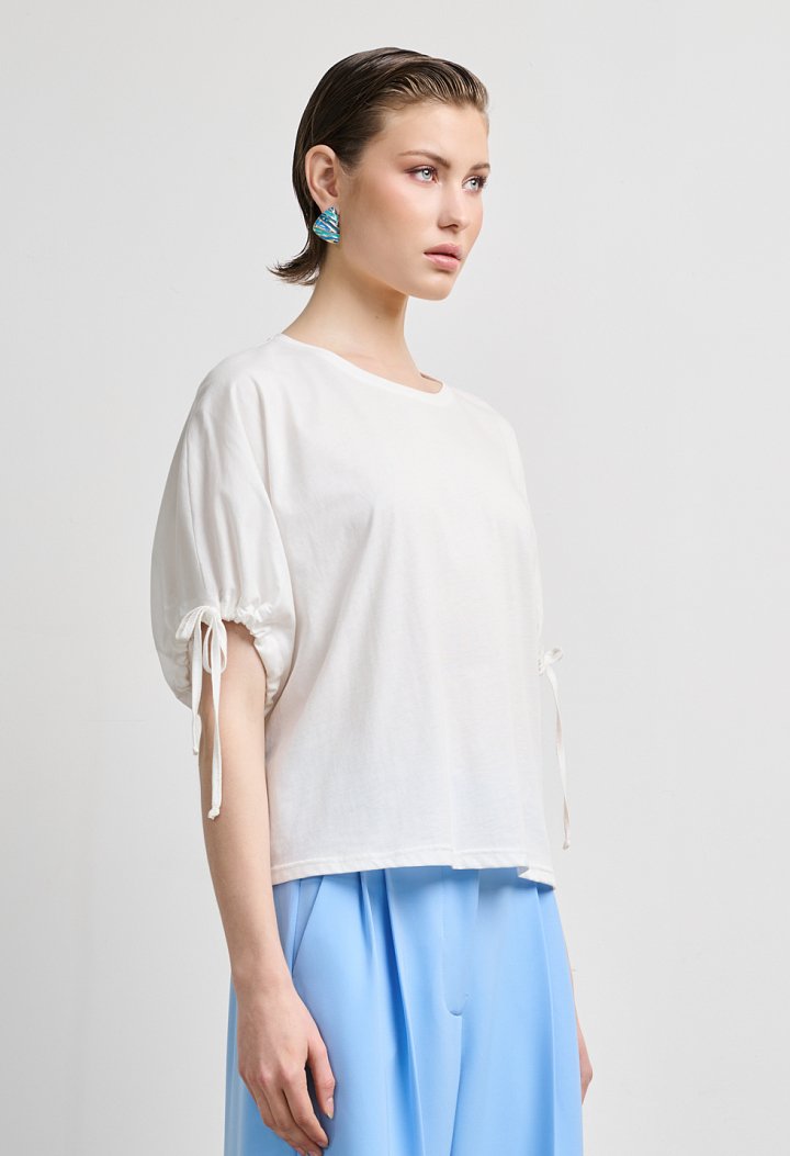 Short-sleeve T-shirt with tie accents