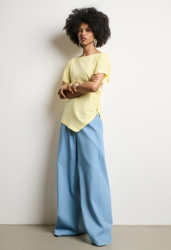 Asymmetric top with short sleeves