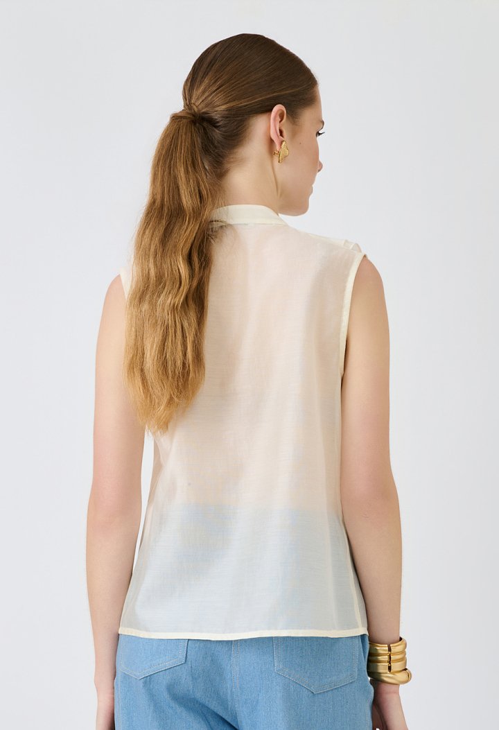 Sleeveless shirt with ruffles