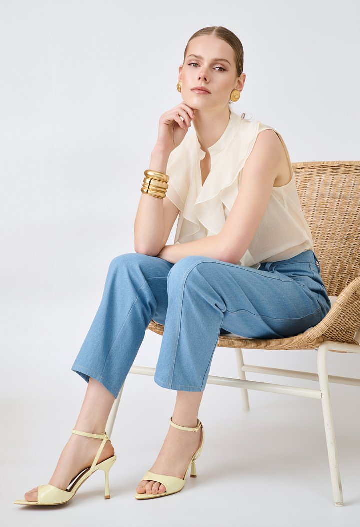 Sleeveless shirt with ruffles