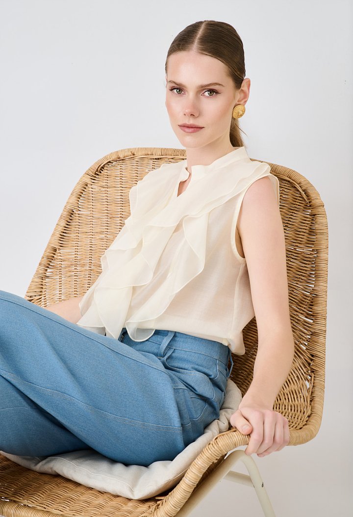 Sleeveless shirt with ruffles