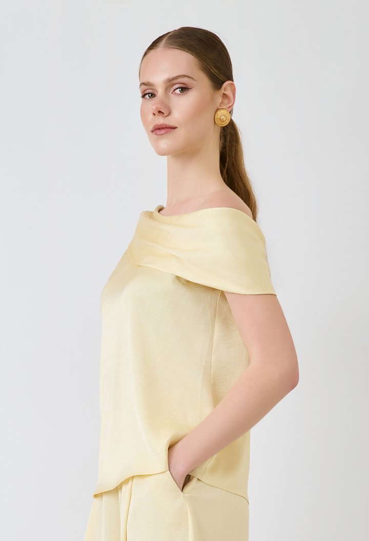 Asymmetric one-shoulder top in a satin finish
