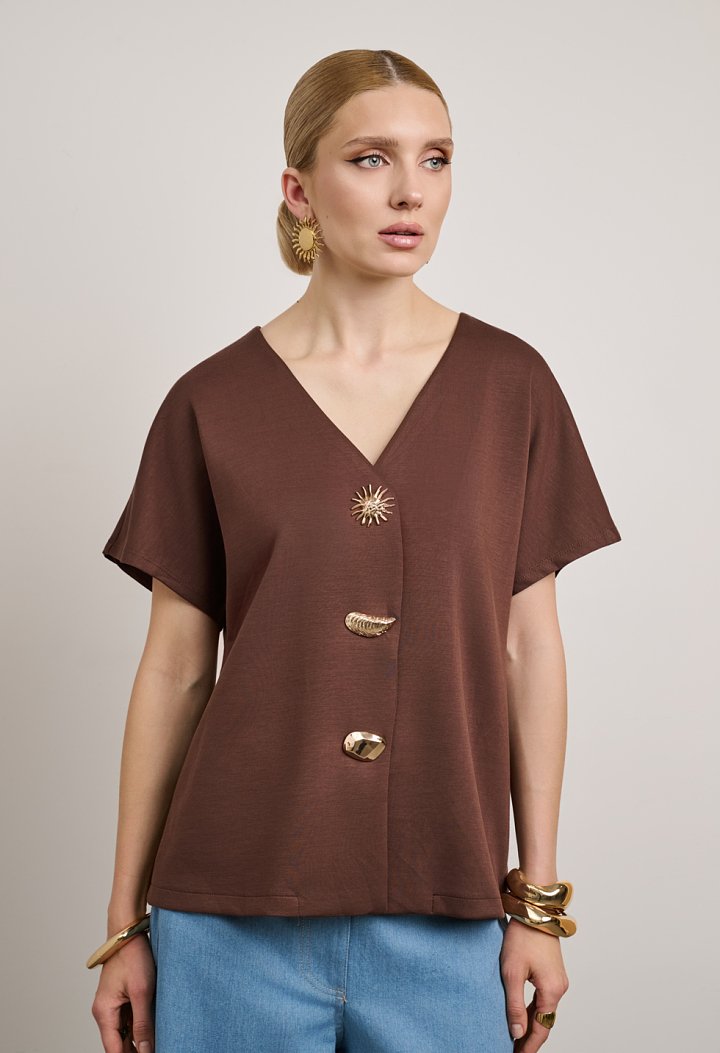 Blouse with a V-neckline and decorative button