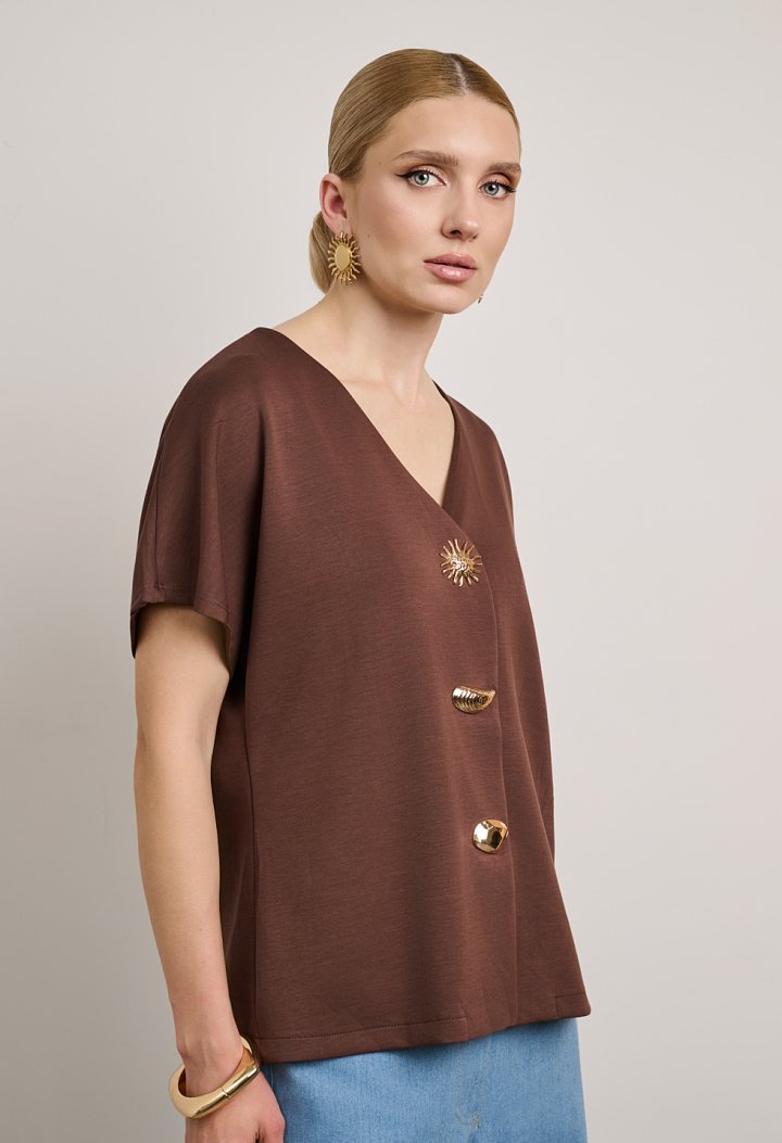 Blouse with a V-neckline and decorative button