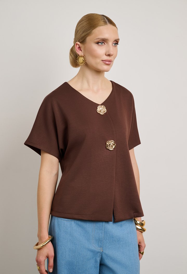 Blouse with a V-neckline and gold buttons