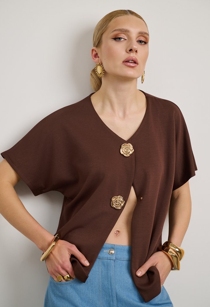 Blouse with a V-neckline and gold buttons