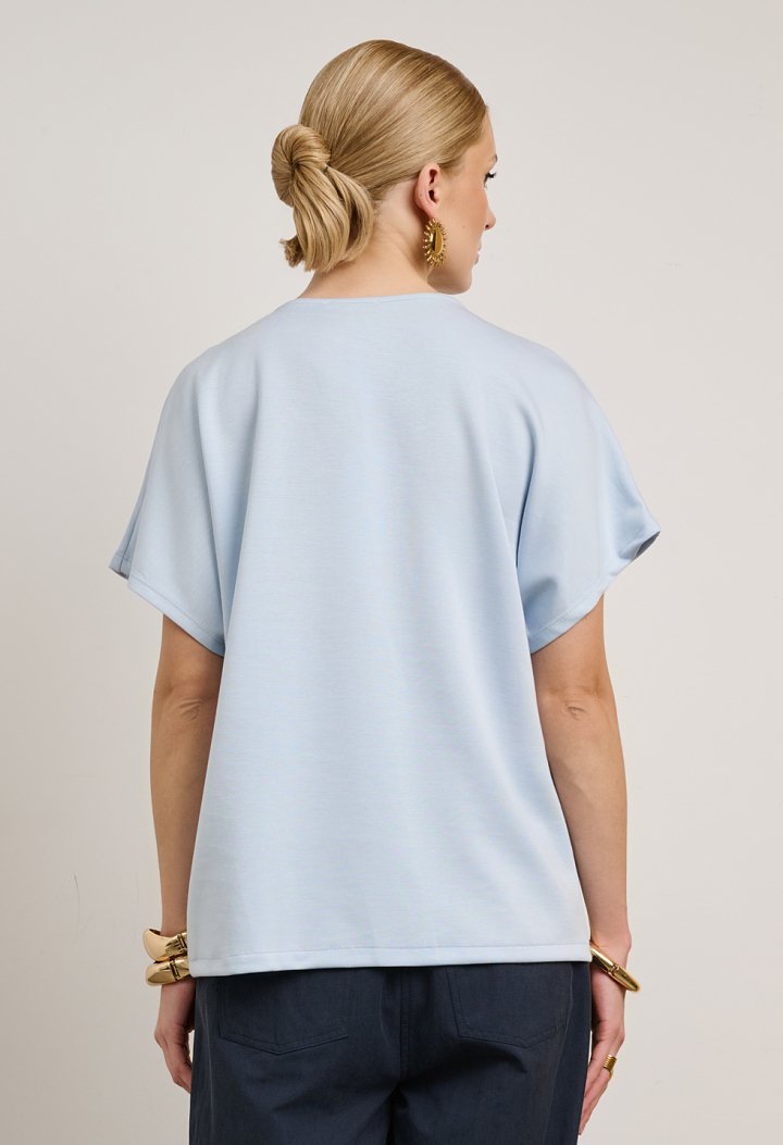 Blouse with a V-neckline and decorative button