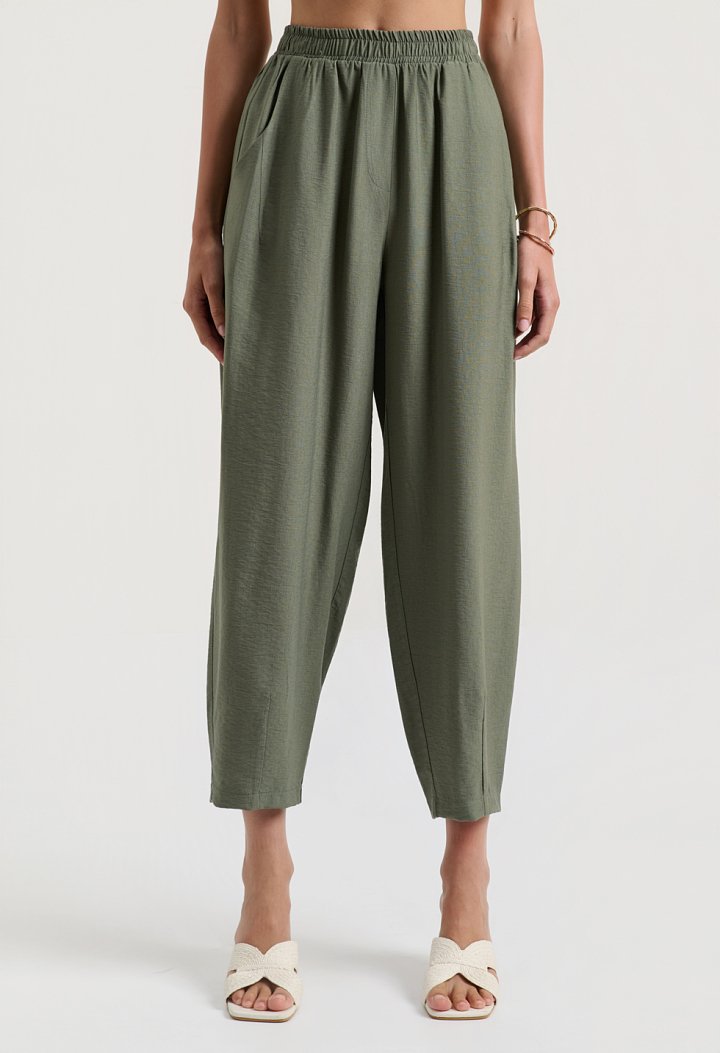 Set with a sleeveless top and balloon pants