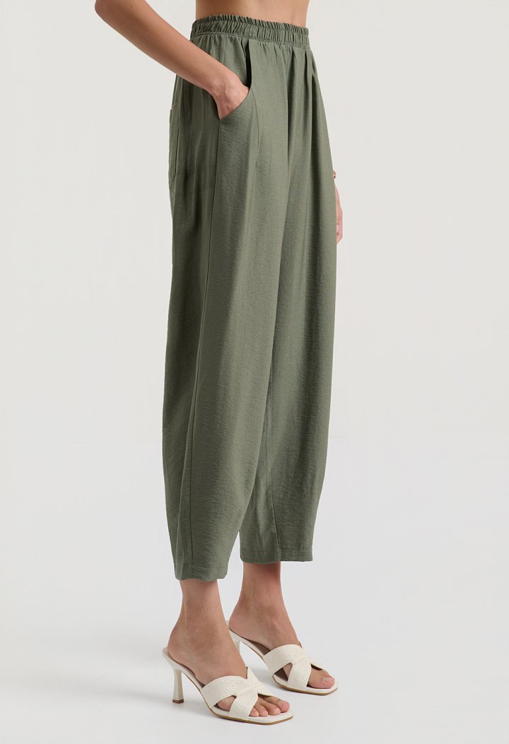 Set with a sleeveless top and balloon pants