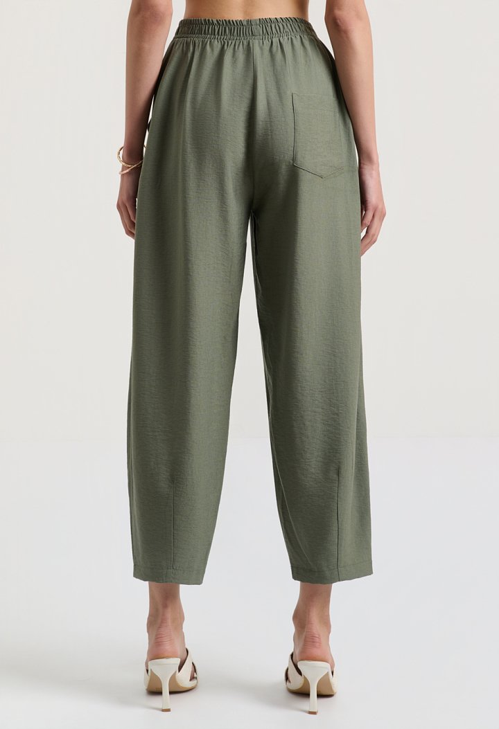 Set with a sleeveless top and balloon pants