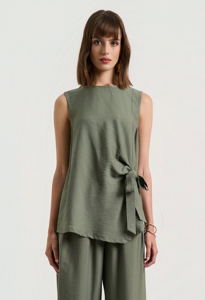 Set with a sleeveless top and balloon pants