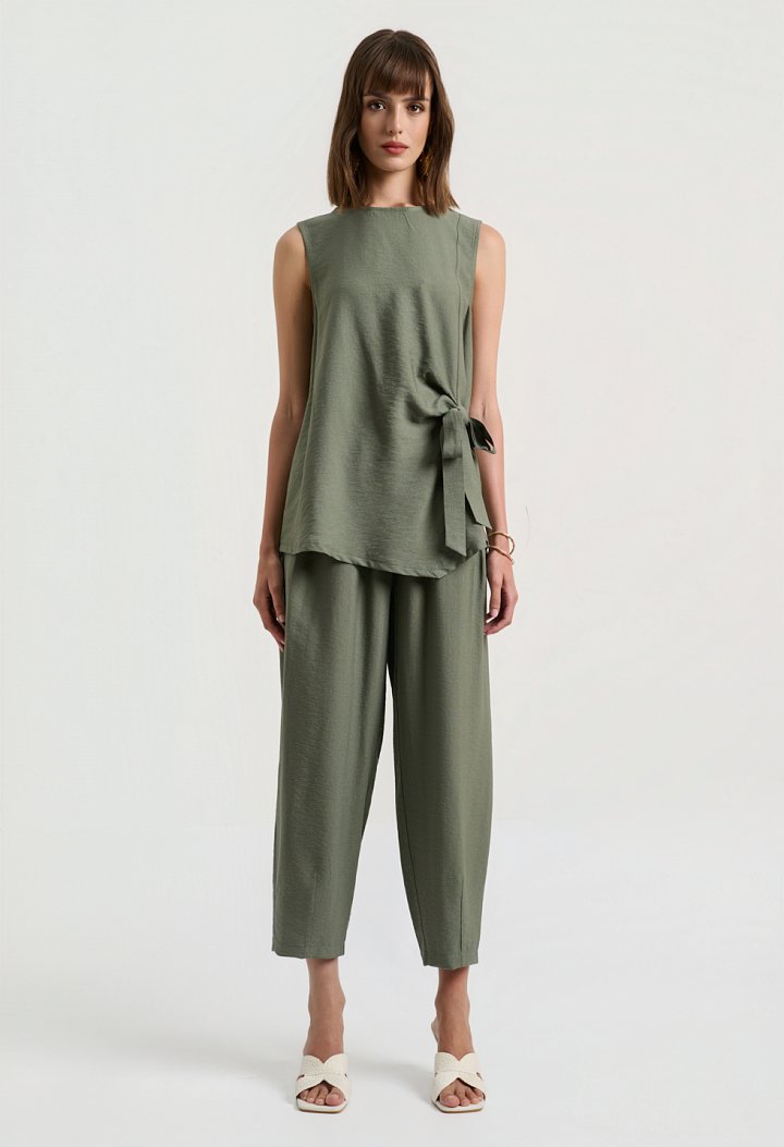 Set with a sleeveless top and balloon pants