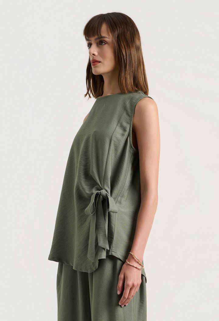 Set with a sleeveless top and balloon pants