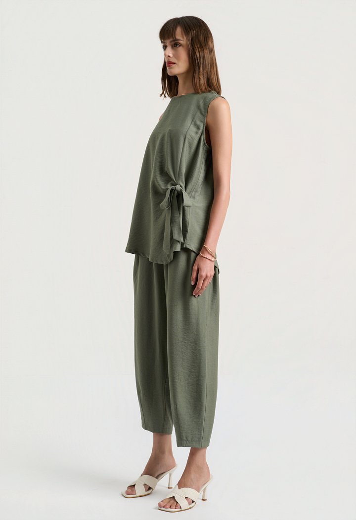 Set with a sleeveless top and balloon pants