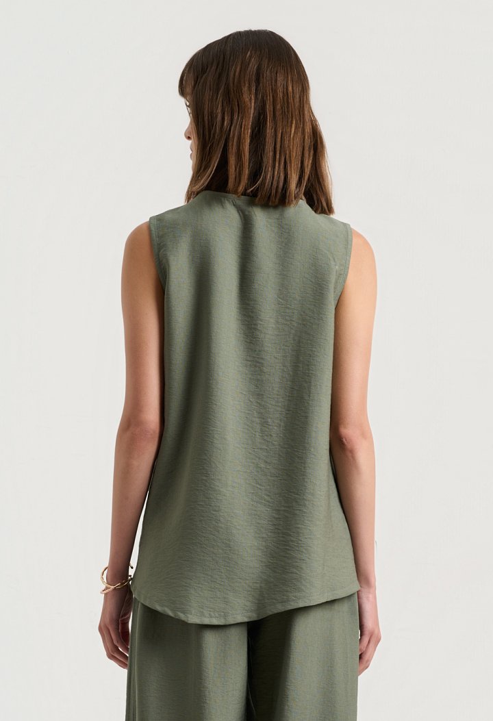 Set with a sleeveless top and balloon pants